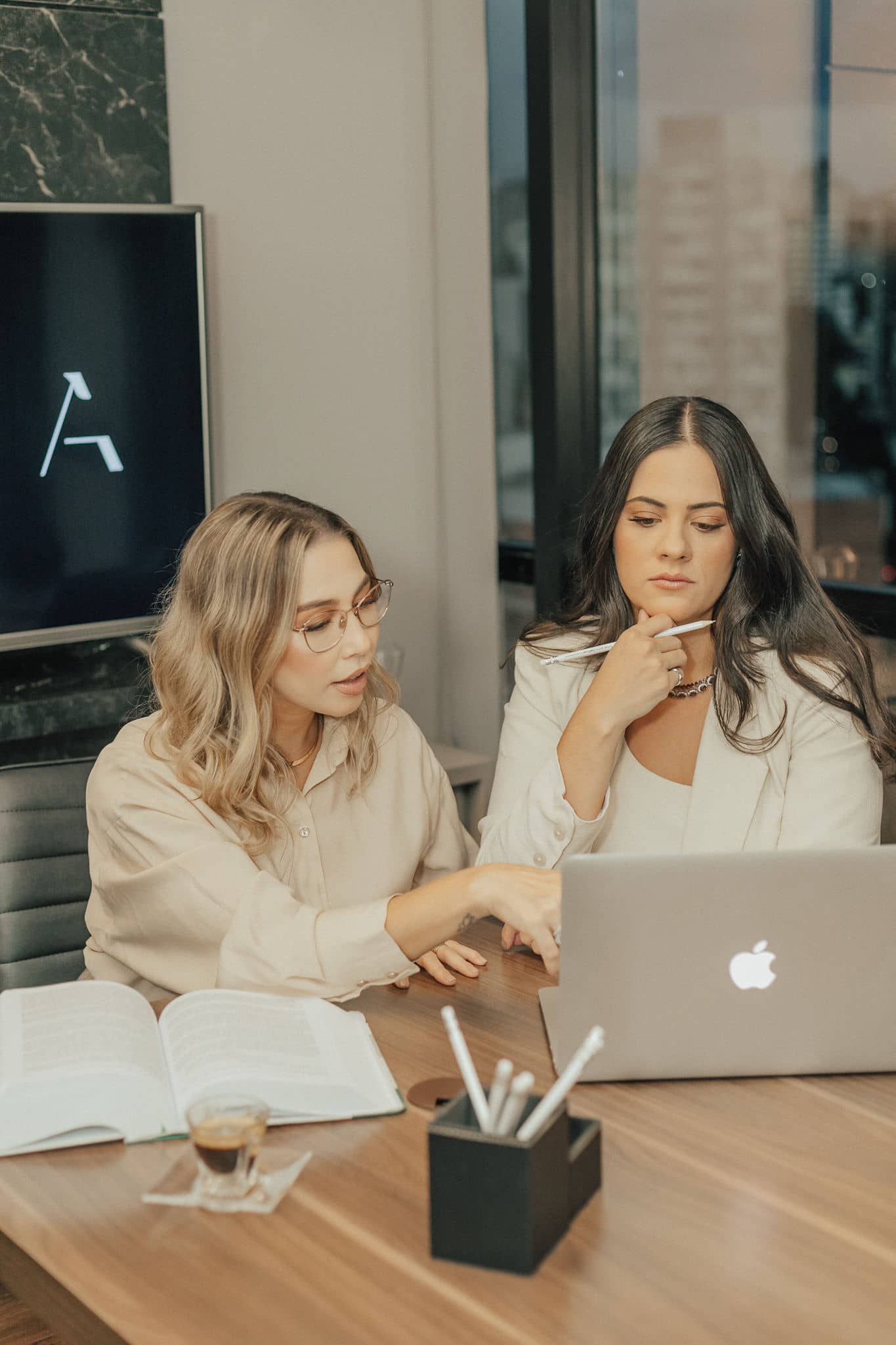 Bárbara e Marcela no escritório de Belo Horizonte